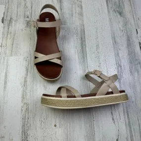 Tan Sandals Flats Mia, Size 8.5